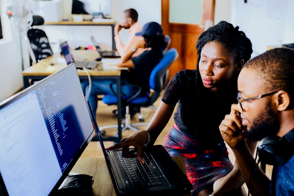 Équipe tech africaine collaborant sur un projet